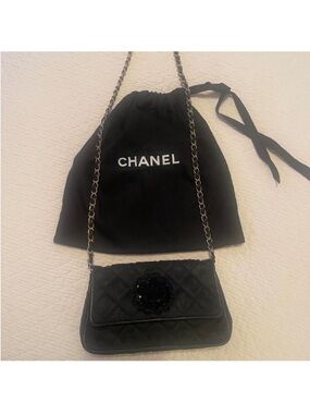 CHANEL Vintage Black Quilted Leather Shoulder Bag with Gold Chain